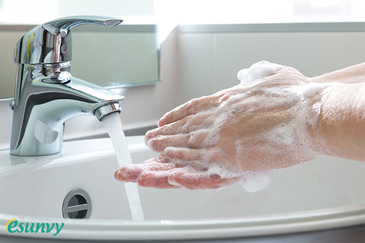 Rửa tay trước khi rửa mặt 1